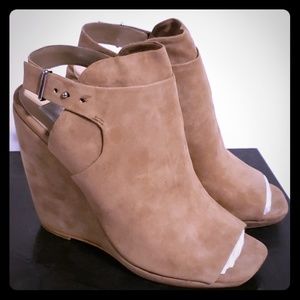 DOLCE VITA OPEN TOE WEDGES SIZE 10
NOT AVAILABLE DONATED